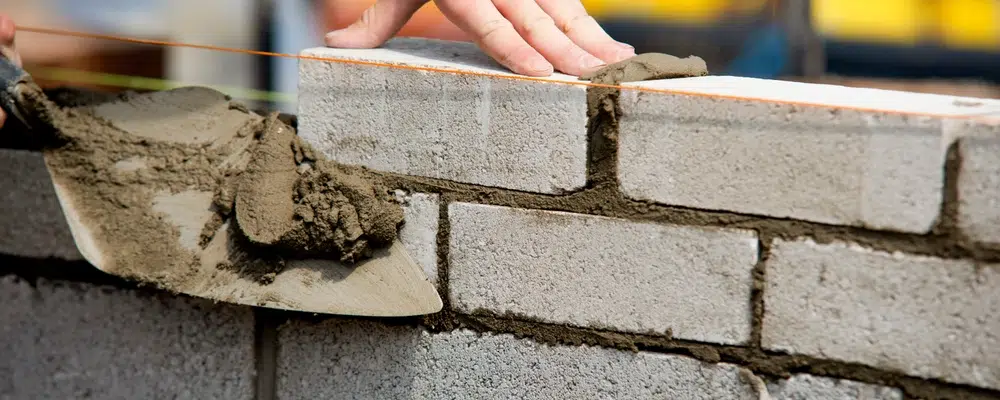 Construction de mur en briques avec mortier