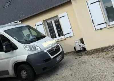 Camionnette Citroën garée devant une maison beige.