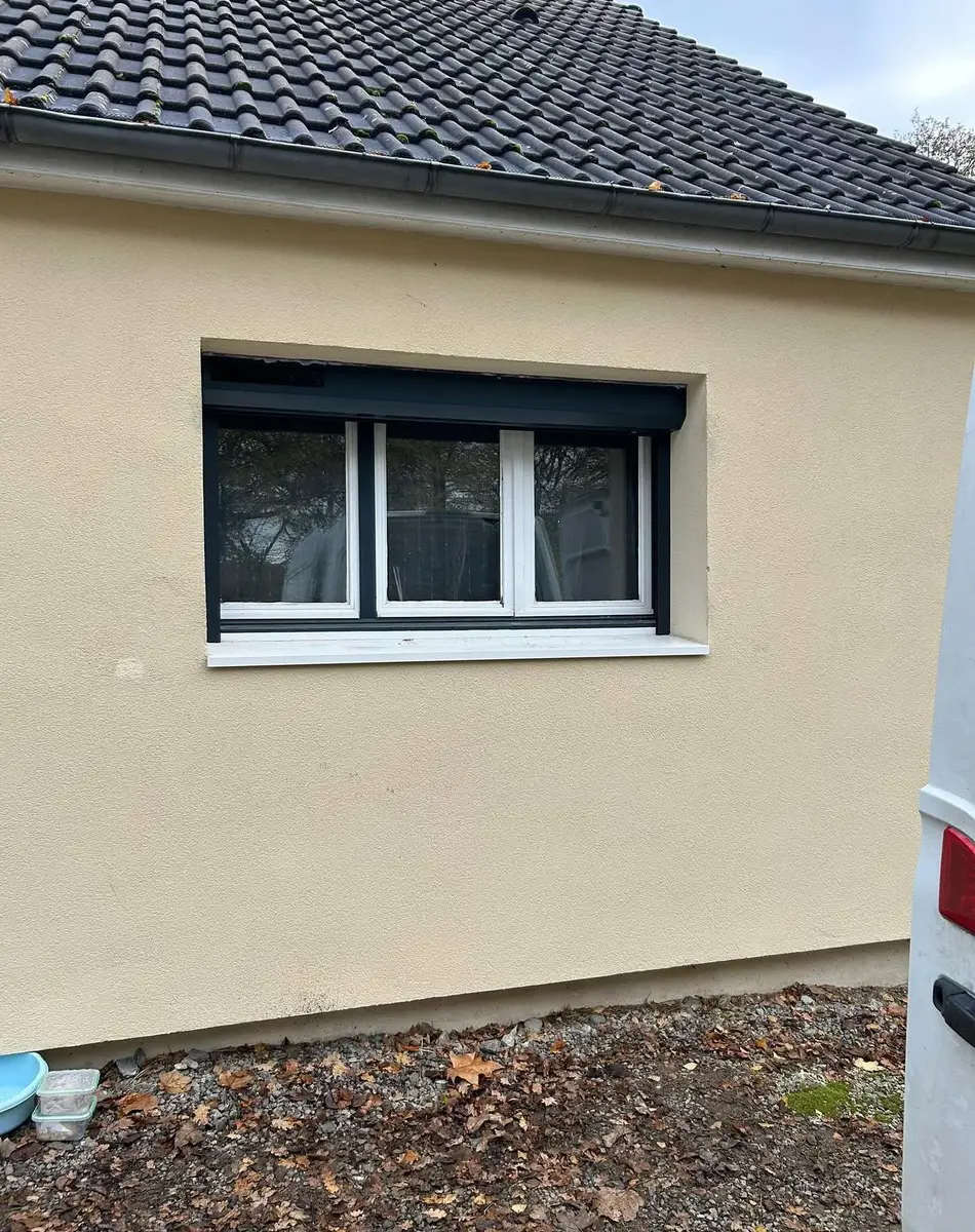 Fenêtre avec volet roulant sur mur beige